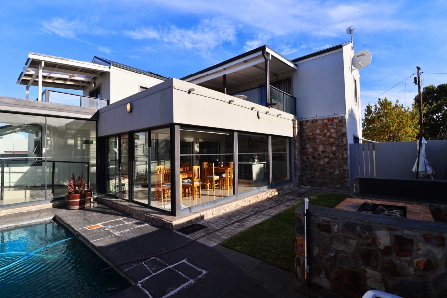 7 Bedroom Property for Sale in Sandbaai Western Cape